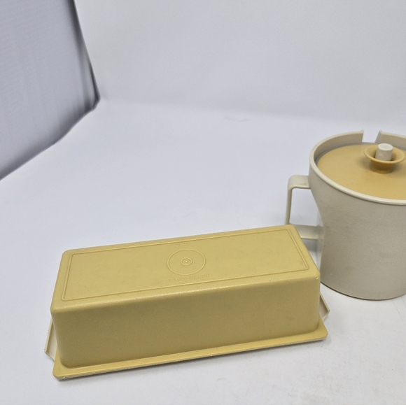 VINTAGE 1970S TUPPERWARE CREAM & SUGAR BUTTER SALT & PEPPER BEIGE HARVEST GOLD - Picture 3 of 16